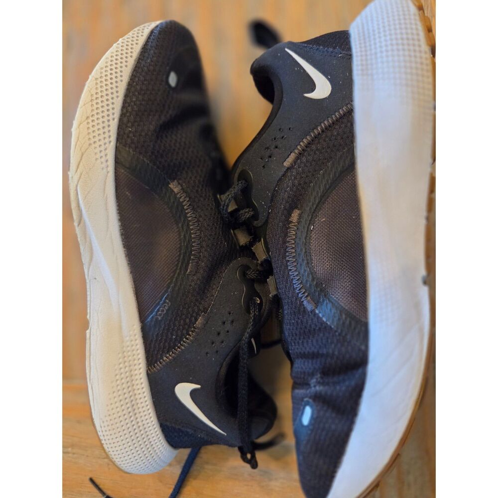 Nike Women's React Escape Run DJ9976-001 Size 9  see pic for small imperfection